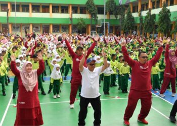 Suasana riang gembira menyelimuti lapangan SD Muhammadiyah 12 Pamulang, Tangerang Selatan, saat lebih dari seribu siswa bergerak serentak mengikuti Senam Anak Indonesia Hebat bersama Menteri Pendidikan Dasar dan Menengah (Mendikdasmen), Abdul Mu’ti. (Foto: Dok Kemendikdasmen)