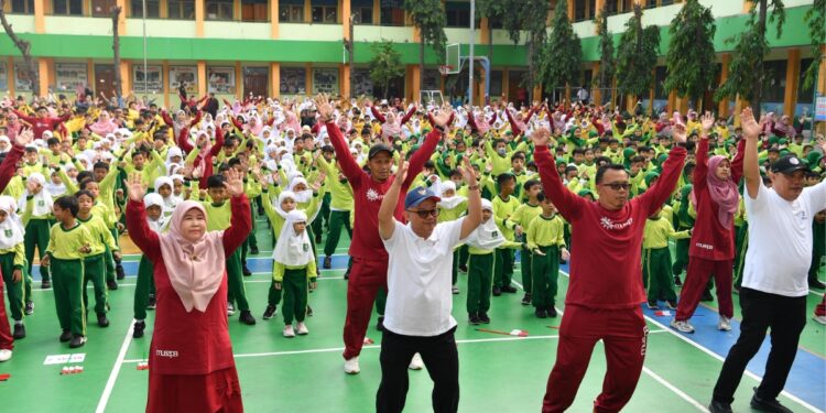 Suasana riang gembira menyelimuti lapangan SD Muhammadiyah 12 Pamulang, Tangerang Selatan, saat lebih dari seribu siswa bergerak serentak mengikuti Senam Anak Indonesia Hebat bersama Menteri Pendidikan Dasar dan Menengah (Mendikdasmen), Abdul Mu’ti. (Foto: Dok Kemendikdasmen)