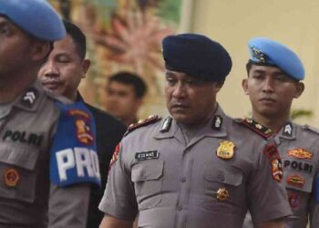 Komandan Batalyon Resimen IV Korps Brimob Polri Kompol Cosmas Kaju Gae (tengah) setelah mengikuti sidang putusan etik di Gedung TNCC Mabes Polri, Jakarta, Rabu (3/9/2025). (ANTARA FOTO/Indrianto Eko Suwarso)