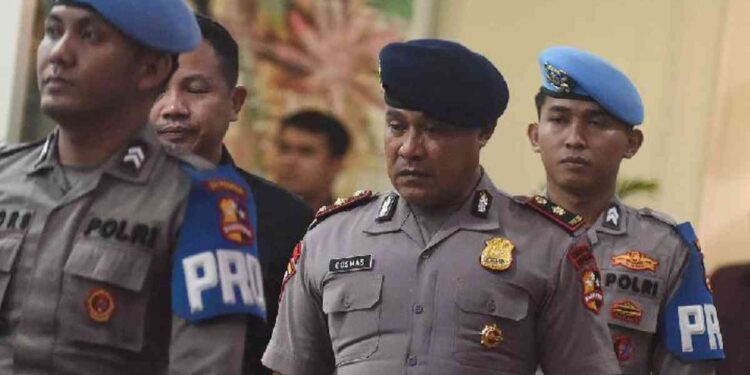 Komandan Batalyon Resimen IV Korps Brimob Polri Kompol Cosmas Kaju Gae (tengah) setelah mengikuti sidang putusan etik di Gedung TNCC Mabes Polri, Jakarta, Rabu (3/9/2025). (ANTARA FOTO/Indrianto Eko Suwarso)