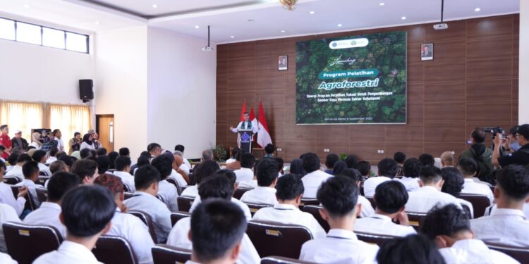 Menteri Ketenagakerjaan Yassierli saat membuka Program Pelatihan Agroforestri di Balai Pelatihan Vokasi dan Produktivitas (BPVP) Bandung Barat, Jawa Barat pada Selasa (9/9/2025)/Foto : Biro Humas Kemnaker