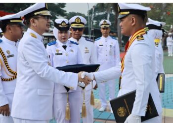 Kementerian Perhubungan melalui Badan Pengembangan SDM Perhubungan (BPSDMP) melantik 193 Perwira Transportasi Laut lulusan Politeknik Pelayaran (Poltekpel) Banten. Mereka diproyeksikan memperkuat sektor maritim nasional, khususnya keselamatan pelayaran, konektivitas antarwilayah, dan daya saing internasional./Foto Humas Kemenhub