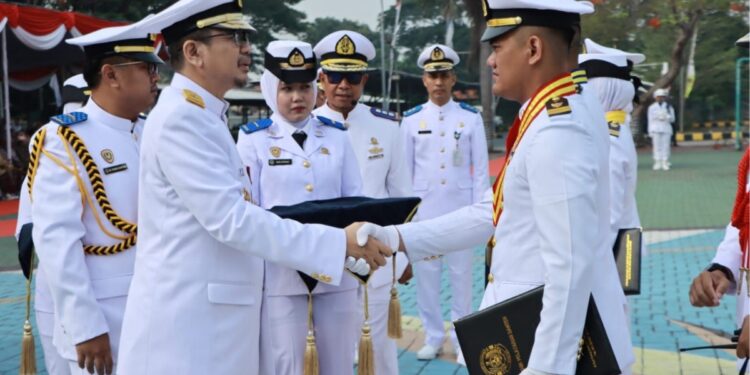 Kementerian Perhubungan melalui Badan Pengembangan SDM Perhubungan (BPSDMP) melantik 193 Perwira Transportasi Laut lulusan Politeknik Pelayaran (Poltekpel) Banten. Mereka diproyeksikan memperkuat sektor maritim nasional, khususnya keselamatan pelayaran, konektivitas antarwilayah, dan daya saing internasional./Foto Humas Kemenhub