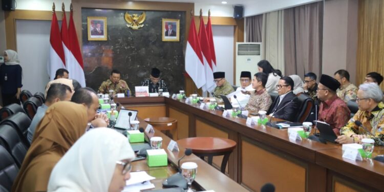 Suasana rapat membahas pembentukan Kementerian Haji dan Umrah bersama Wakil Menteri Sekretaris Negara Bambang Eko Suhariyanto, di Kantor Kementerian Sekretariat Negara, Jakarta, Selasa (9/9/2025)/Foto : Humas Kementerian PANRB