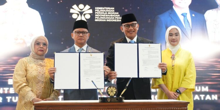 Mukhtarudin resmi menjabat sebagai Menteri Pelindungan Pekerja Migran Indonesia (P2MI) periode 2025–2029. Prosesi serah terima jabatan dari Abdul Kadir Karding menjadi awal langkah baru kementerian ini dalam memperkuat tata kelola pelindungan pekerja migran. (Foto: KemenP2MI)