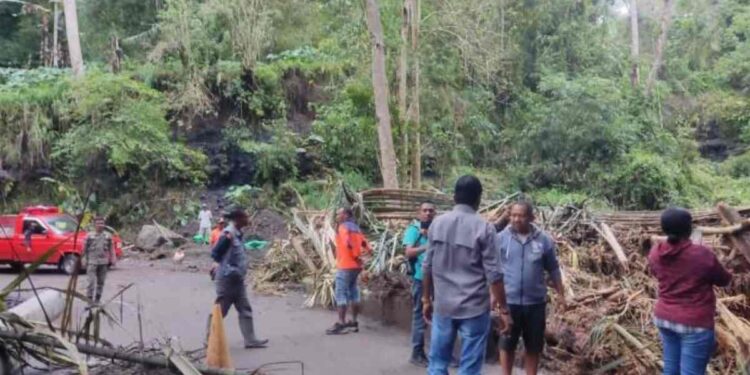 Petugas dan warga membersihkan material di ruas-ruas jalan menuju pusat bencana di Kecamatan Mauponggo, Kabupaten Nagekeo, Nusa Tenggara Timur. (BPBD Kabupaten Nagekeo)