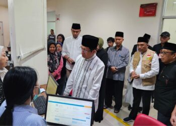Menteri Agama (Menag) Nasaruddin Umar pada Minggu (7/9/2025) menyambangi Rumah Sakit Palang Merah Indonesia (PMI) dan Rumah Sakit Umum Daerah (RSUD) Kabupaten Bogor untuk menjenguk jemaah yang menjadi korban robohnya bangunan Majelis Taklim Ashobiyyah di Desa Sukamakmur, Kecamatan Ciomas, Kabupaten Bogor, Jawa Barat. (Foto Humas Kementerian Agama)