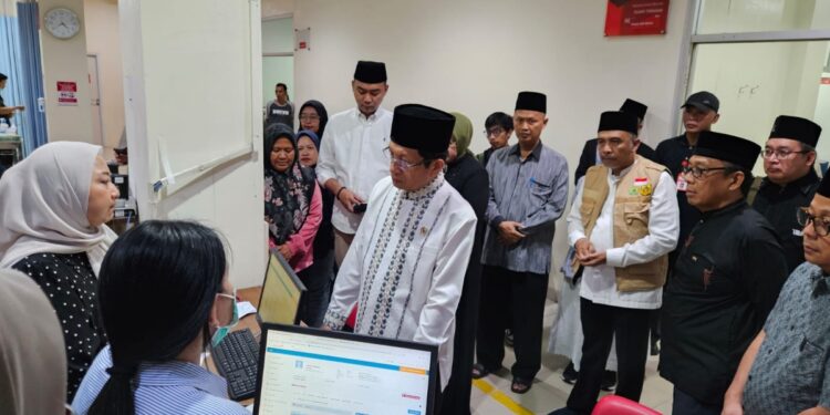 Menteri Agama (Menag) Nasaruddin Umar pada Minggu (7/9/2025) menyambangi Rumah Sakit Palang Merah Indonesia (PMI) dan Rumah Sakit Umum Daerah (RSUD) Kabupaten Bogor untuk menjenguk jemaah yang menjadi korban robohnya bangunan Majelis Taklim Ashobiyyah di Desa Sukamakmur, Kecamatan Ciomas, Kabupaten Bogor, Jawa Barat. (Foto Humas Kementerian Agama)