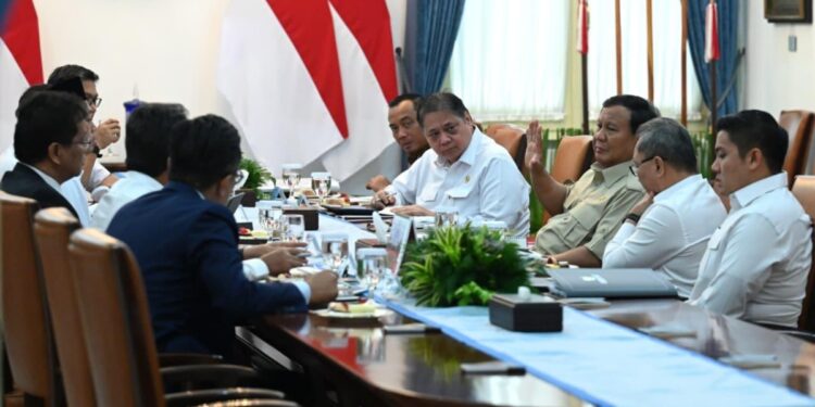 Presiden Republik Indonesia, Prabowo Subianto, memimpin rapat terbatas (ratas) bersama sejumlah menteri di Istana Merdeka, Jakarta, pada Selasa (9/9/2025). BPMI Setpres