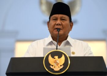 Presiden Prabowo Subianto menyampaikan keterangan pers di Istana Merdeka, Jakarta, Minggu (31/8/2025). Prabowo menegaskan negara menjamin dan menghormati hak setiap warga dalam mengemukakan pendapat serta meminta aparat TNI dan Polri untuk bersikap tegas dalam menindak massa anarkis yang merusak fasilitas umum, tindakan penjarahan, hingga upaya makar. ANTARA FOTO/Galih Pradipta/sgd/bar