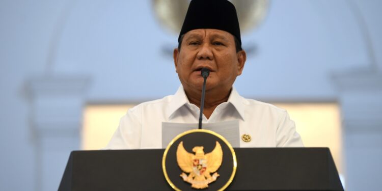 Presiden Prabowo Subianto menyampaikan keterangan pers di Istana Merdeka, Jakarta, Minggu (31/8/2025). Prabowo menegaskan negara menjamin dan menghormati hak setiap warga dalam mengemukakan pendapat serta meminta aparat TNI dan Polri untuk bersikap tegas dalam menindak massa anarkis yang merusak fasilitas umum, tindakan penjarahan, hingga upaya makar. ANTARA FOTO/Galih Pradipta/sgd/bar