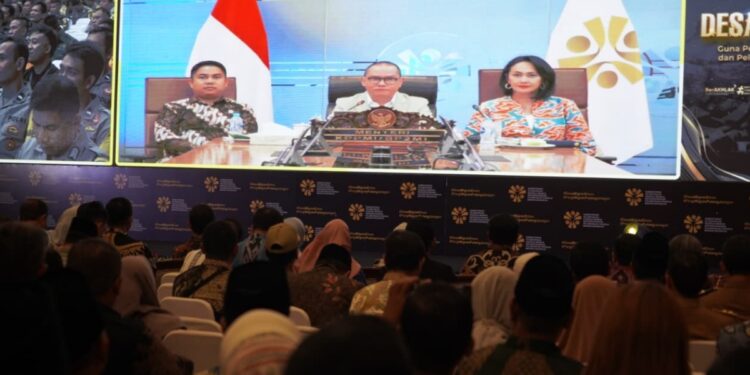 Kementerian Pelindungan Pekerja Migran Indonesia (P2MI) meresmikan 25 Desa Migran Emas di Provinsi Nusa Tenggara Barat (NTB) sebagai langkah strategis memperkuat pelindungan pekerja migran Indonesia (PMI). Peresmian dilakukan secara virtual oleh Menteri P2MI Mukhtarudin, didampingi Wakil Menteri Christina Aryani dan Dzulfikar Ahmad Tawalla, dari kantor Kementerian P2MI di Jakarta. (Foto: Dok KemenP2MI)