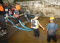 Petugas gabungan melakukan penyedotan air dengan pompa pada wilayah terdampak banjir di Provinsi Bali. (Foto: Dok. BNPB)