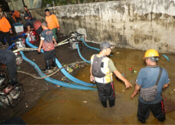 Petugas gabungan melakukan penyedotan air dengan pompa pada wilayah terdampak banjir di Provinsi Bali. (Foto: Dok. BNPB)