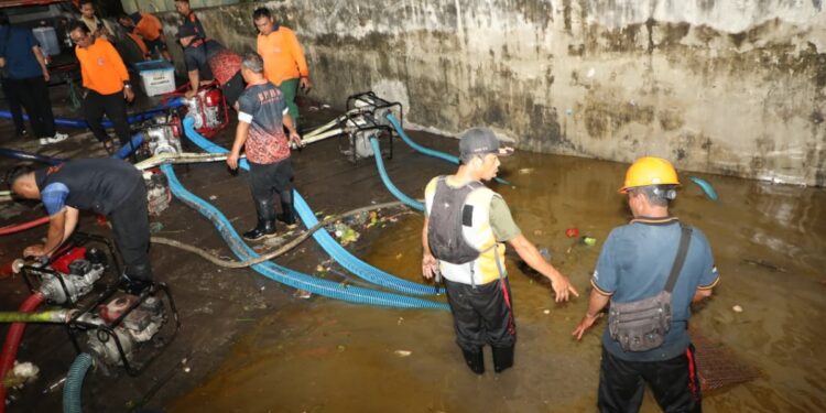 Petugas gabungan melakukan penyedotan air dengan pompa pada wilayah terdampak banjir di Provinsi Bali. (Foto: Dok. BNPB)