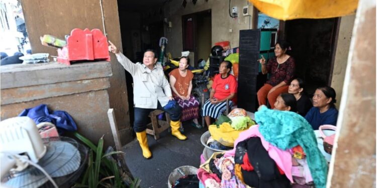 Presiden Prabowo Subianto meninjau wilayah terdampak banjir di Kabupaten Badung, Provinsi Bali, pada Sabtu, 13 September 2025. Foto: BPMI Setpres/Cahyo