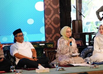 Sekretaris Ditjen Bina Adwil Kemendagri, Sri Purwaningsih, memberikan arahan dalam asistensi, monitoring, dan evaluasi di Pendopo Pengayoman Bupati Temanggung, Jumat (12/9/2025). Foto: Kemendagri