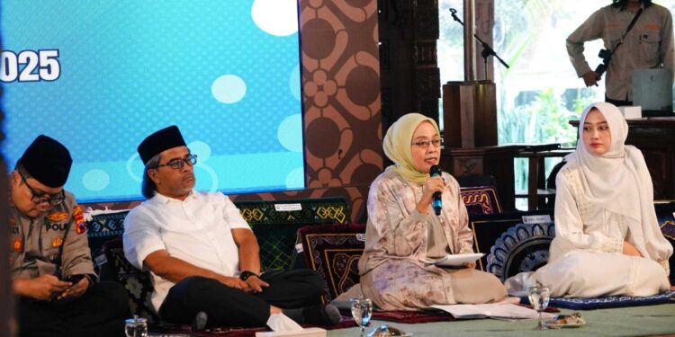 Sekretaris Ditjen Bina Adwil Kemendagri, Sri Purwaningsih, memberikan arahan dalam asistensi, monitoring, dan evaluasi di Pendopo Pengayoman Bupati Temanggung, Jumat (12/9/2025). Foto: Kemendagri