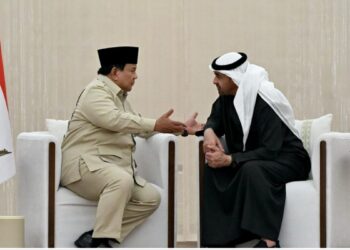 Presiden Republik Indonesia Prabowo Subianto melakukan pertemuan dengan Presiden Persatuan Emirat Arab (PEA), Mohammed bin Zayed Al Nahyan (MBZ), di Presidential Flight, Abu Dhabi, pada Jumat (12/9/2025). BPMI Setpres/Cahyo