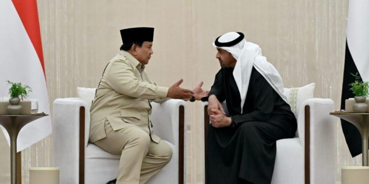 Presiden Republik Indonesia Prabowo Subianto melakukan pertemuan dengan Presiden Persatuan Emirat Arab (PEA), Mohammed bin Zayed Al Nahyan (MBZ), di Presidential Flight, Abu Dhabi, pada Jumat (12/9/2025). BPMI Setpres/Cahyo