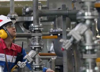 Ilustrasi - Pekerja tengah memeriksa saluran pipa di pembangkit geothermal Pertamina Geothermal Energy (PGE) Ulubelu, Tanggamus, Lampung. (ANTARA/HO-PGE Ulubelu)