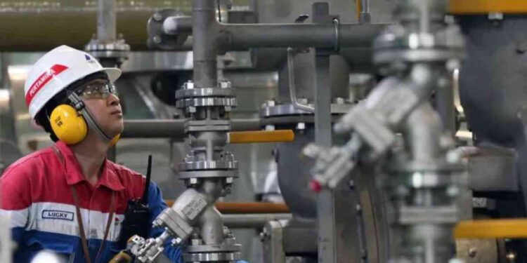 Ilustrasi - Pekerja tengah memeriksa saluran pipa di pembangkit geothermal Pertamina Geothermal Energy (PGE) Ulubelu, Tanggamus, Lampung. (ANTARA/HO-PGE Ulubelu)