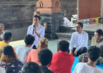 Kepala BNPB Letjen TNI Suharyanto (kemeja dan rompi hijau) mendampingi Wakil Presiden Gibran Rakabuming berdialog dengan pengungsi di Banjar Sedana Mertha Ubung, Kota Denpasar, Bali pada Jumat (12/9/2025) Foto: BPMI-Setwapres.