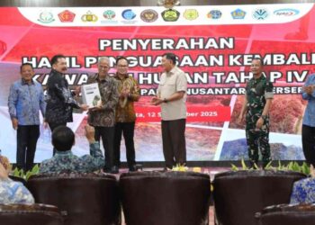 Satgas PKH menyerahkan hasil penguasaan kembali kawasan hutan kepada negara pada pertemuan di Gedung Utama Kejaksaan Agung, Jakarta, Jumat (12/9/2025)/ dok. Kejaksaan Agung.