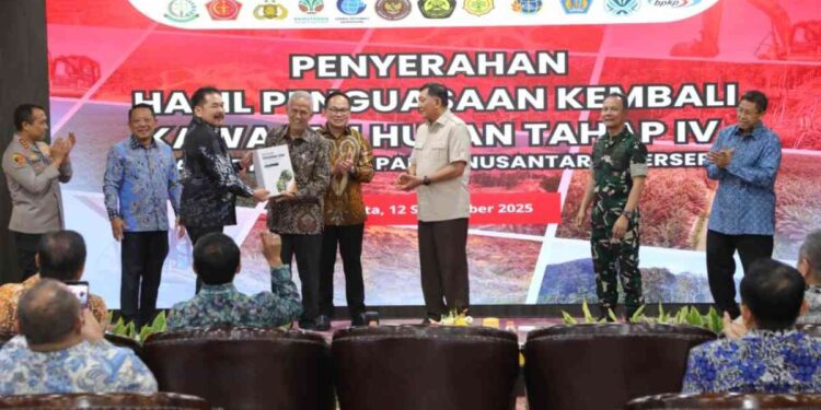 Satgas PKH menyerahkan hasil penguasaan kembali kawasan hutan kepada negara pada pertemuan di Gedung Utama Kejaksaan Agung, Jakarta, Jumat (12/9/2025)/ dok. Kejaksaan Agung.