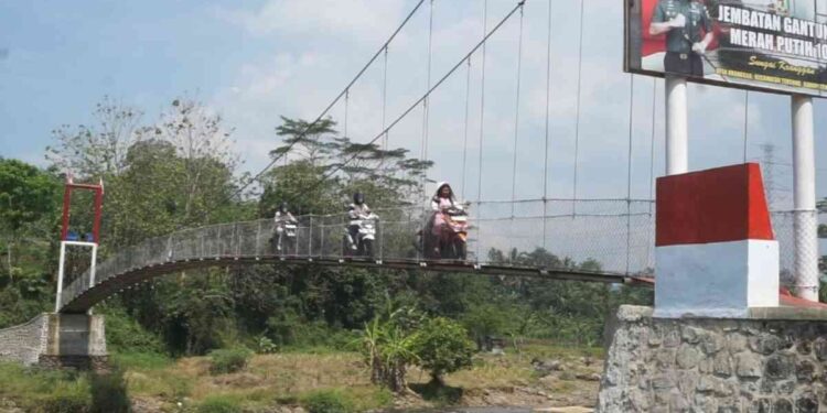 Jembatan Merah Putih, Jawaban Penantian Warga Kranggan Batang : Sejumlah Warga melewati Jembatan Penghubung di Desa Kranggan, Kecamatan Tersono, Kabupaten Batang. Oleh MC KAB BATANG,