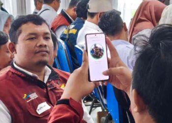Peserta Bimtek TOT Perlinsos Digital melakukan Uji Coba Verifikasi Wajah di portal Perlinsos Digital. (Foto: Rizky Pratama/KemenPANRB)