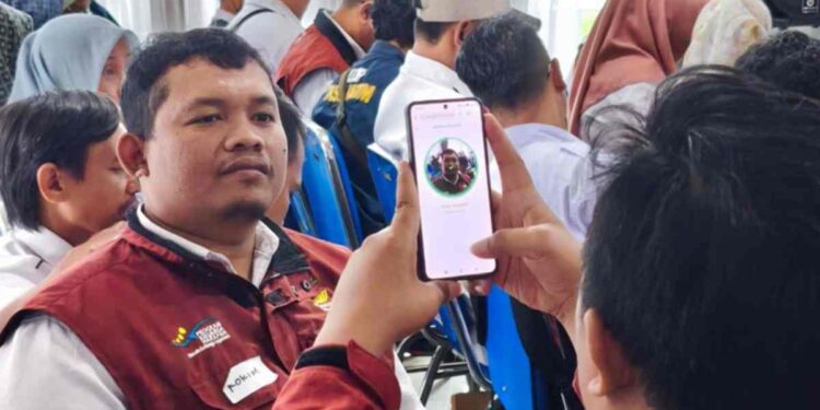 Peserta Bimtek TOT Perlinsos Digital melakukan Uji Coba Verifikasi Wajah di portal Perlinsos Digital. (Foto: Rizky Pratama/KemenPANRB)