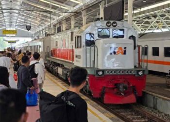 Layanan KA PSO Tumbuh 7,54 Persen, KAI Hadirkan Mobilitas Terjangkau bagi Masyarakat : Aktivitas penumpang di stasiun KA Jakarta. (Foto: Istimewa)