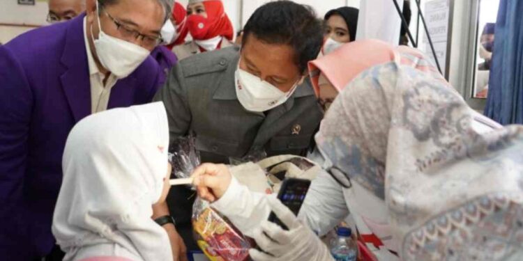 Mayoritas Masyarakat Alami Kesehatan Gigi dan Mulut, Kemenkes: Segera Tangani di Pukesmas : Ilustrasi pemeriksaan kesehatan gigi pada siswa sekolah dasar. (Foto: Istimewa)