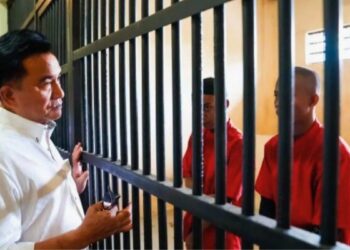 Menteri Koordinator Bidang Hukum, HAM, Imigrasi, dan Pemasyarakatan (Menko Kumham Imipas) Yusril Ihza Mahendra (kiri) meninjau kondisi para tersangka kerusuhan di Gedung Direktorat Tahanan dan Barang Bukti (Dit Tahti) Polda Sulsel, Makassar, Sulawesi Selatan, Rabu (10/9/2025). ANTARA FOTO/Hasrul Said.