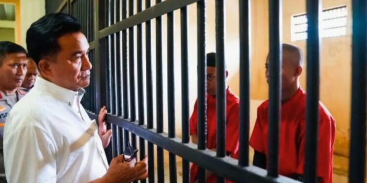 Menteri Koordinator Bidang Hukum, HAM, Imigrasi, dan Pemasyarakatan (Menko Kumham Imipas) Yusril Ihza Mahendra (kiri) meninjau kondisi para tersangka kerusuhan di Gedung Direktorat Tahanan dan Barang Bukti (Dit Tahti) Polda Sulsel, Makassar, Sulawesi Selatan, Rabu (10/9/2025). ANTARA FOTO/Hasrul Said.