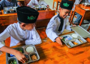 Anak-Anak Lumajang Menabung Mimpi dari MBG : Siswa SDN Paguwon 02, Pasrujambe, Kabupaten Lumajang, Provinsi Jawa Timur saat mulai menyantap makanan MBG. Kabupatenn Lumajang mulai mengoperasi 6 SPPG dari total 71 unit SPPG yang direncanakan tahun ini. (Foto: Agus Siswanto/InfoPublik)