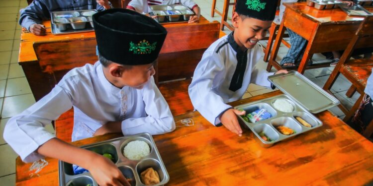 Anak-Anak Lumajang Menabung Mimpi dari MBG : Siswa SDN Paguwon 02, Pasrujambe, Kabupaten Lumajang, Provinsi Jawa Timur saat mulai menyantap makanan MBG. Kabupatenn Lumajang mulai mengoperasi 6 SPPG dari total 71 unit SPPG yang direncanakan tahun ini. (Foto: Agus Siswanto/InfoPublik)