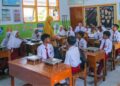 Program MBG Bikin Anak Sekolah Sehat dan Ekonomi Keluarga Terbantu : Suasana Ruang Kelas SDN Pagowan 01 saat ingin menikmati Makan Bergizi Gratis (MBG). (Foto: Agus Siswanto/Infopublik.id)