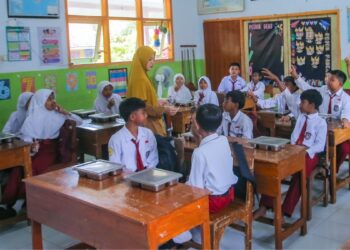 Program MBG Bikin Anak Sekolah Sehat dan Ekonomi Keluarga Terbantu : Suasana Ruang Kelas SDN Pagowan 01 saat ingin menikmati Makan Bergizi Gratis (MBG). (Foto: Agus Siswanto/Infopublik.id)