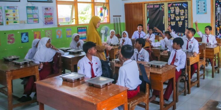 Program MBG Bikin Anak Sekolah Sehat dan Ekonomi Keluarga Terbantu : Suasana Ruang Kelas SDN Pagowan 01 saat ingin menikmati Makan Bergizi Gratis (MBG). (Foto: Agus Siswanto/Infopublik.id)