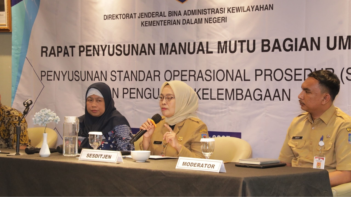Ditjen Bina Adwil Mantapkan SOP dan Penguatan Kelembagaan : Sekretaris Ditjen Bina Adwil Kementerian Dalam Negeri, Sri Purwaningsih (tengah) memberikan arahan dalam Rapat Penyusunan Manual Mutu Bagian Umum mengenai Penyusunan Standar Operasional Prosedur (SOP) dan Penguatan Kelembagaan di Jakarta, Selasa (16/9/2025). (Foto: Kemendagri)