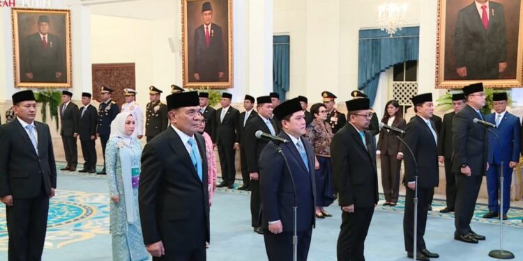 Presiden Prabowo Lantik Djamari Chaniago Jadi Menko Polkam dan Erick Thohir Menpora : Foto: Tangkapan layar kanal youtube Setpres/Istimewa