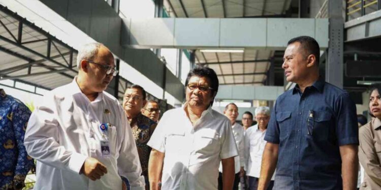 Komisi V DPR RI Dorong Integrasi Transportasi dan Ruang UMKM di Pondok Cabe : Wakil Ketua Komisi V DPR RI, Ridwan Bae, bersama jajaran anggota, turun langsung meninjau kondisi di lapangan, Terminal Pondok Cabe di Tangerang Selatan kembali menjadi sorotan. Dalam kunjungan kerja spesifik pada Rabu (17/9/2025), (Foto Humas Kemenhub)