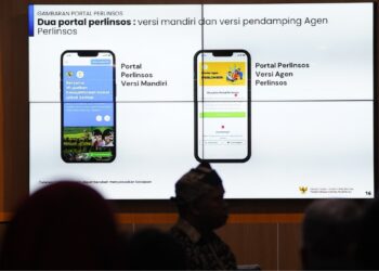 sebuah Aula Minak Jinggo jingo Pemerintah Kabupaten (Pemkab) Banyuwangi, Jawa Timur, suasana siang itu tampak berbeda. Puluhan warga duduk rapi mendengarkan penjelasan petugas Kementerian Sosial, Dewan Ekonomi Nasional (DEN), dan petugas dari Kementerian PAN RB di layar proyektor, terpampang tulisan besar: Sosialisasi Umum Pelaksanaan Pilot Project Digitalisasi Bantuan Sosial di Portal Perlinsos – Uji Coba Banyuwangi. Kamis (17/9/2025)..(Foto InfoPublik/Amiri Yandi )