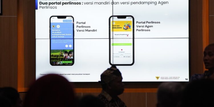 sebuah Aula Minak Jinggo jingo Pemerintah Kabupaten (Pemkab) Banyuwangi, Jawa Timur, suasana siang itu tampak berbeda. Puluhan warga duduk rapi mendengarkan penjelasan petugas Kementerian Sosial, Dewan Ekonomi Nasional (DEN), dan petugas dari Kementerian PAN RB di layar proyektor, terpampang tulisan besar: Sosialisasi Umum Pelaksanaan Pilot Project Digitalisasi Bantuan Sosial di Portal Perlinsos – Uji Coba Banyuwangi. Kamis (17/9/2025)..(Foto InfoPublik/Amiri Yandi )