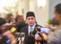 Menteri Pemuda dan Olahraga Erick Thohir menjawab pertanyaan wartawan usai mengikuti acara pelantikan Menteri dan Wakil Menteri Negara Kabinet Merah Putih Dalam Sisa Masa Jabatan Periode Tahun 2024-2029 di Istana Negara, Jakarta, Rabu (17/9/2025). Presiden Prabowo Subianto melantik sejumlah pejabat pemerintahan di antaranya Menteri Koordinator Bidang Politik dan Keamanan Djamari Chaniago, Menteri Pemuda dan Olahraga Erick Thohir, Wakil Menteri Ketenagakerjaan Afriansyah Noor, Wakil Menteri Kehutanan Rohmat Marzuki, Wakil Menteri Koperasi Faridah Faridjah, Kepala Badan Komunikasi Pemerintah Angga Raka Prabowo dan Kepala Kantor Staf Kepresidenan M Qodari. (ANTARA FOTO/Muhammad Adimaja/aww)
