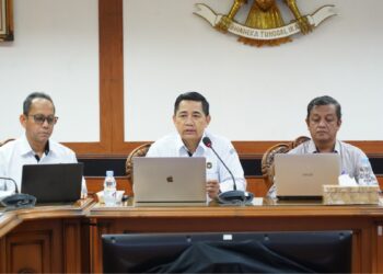 Dari kiri ke kanan Tri Aris Wibowo-Direktur Pengolahan Ditjen PDSPKP, Machmud-Sesditjen PDSPKP, Agus Haryanto-Perwakilan dari Kemenko Ekonomi , sebagai narasumber pada Konsultasi Publik Rancangan Permen KP yang diselenggarakan oleh Ditjen PDSPKP pada Selasa (9/9/2p25) di Jakarta. (Foto: Humas KKP)