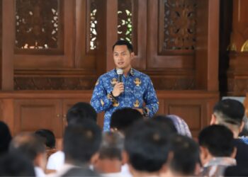 Koperasi Merah Putih Diharapkan Jadi Motor Penggerak Ekonomi Desa : Foto : Bupati Tuban saat beri sambutan dalam acara percepatan operasional KDKMP. (agus)