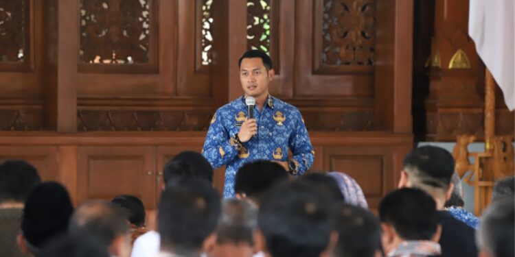 Koperasi Merah Putih Diharapkan Jadi Motor Penggerak Ekonomi Desa : Foto : Bupati Tuban saat beri sambutan dalam acara percepatan operasional KDKMP. (agus)